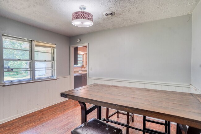 Foto del edificio - 2920 Highwoods Dr E