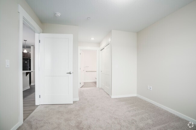 2BR, 2BA - 833SF - Primary Bedroom - The Glen