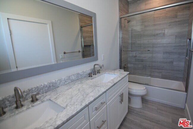 Building Photo - 7159 S La Cienega Blvd