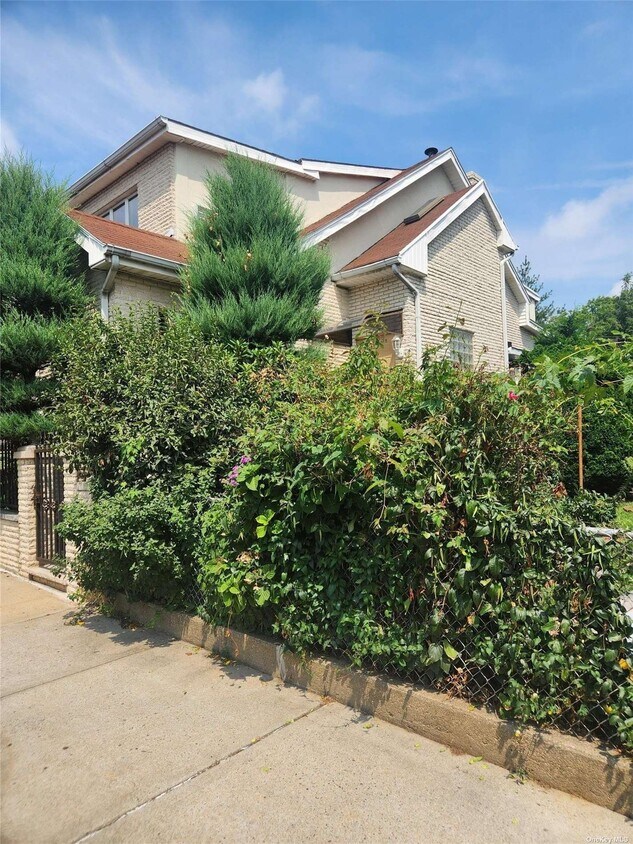 Building Photo - 67-23 52nd Ave