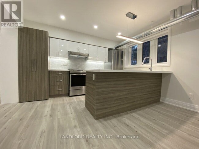 Building Photo - 2520 Bloor St W