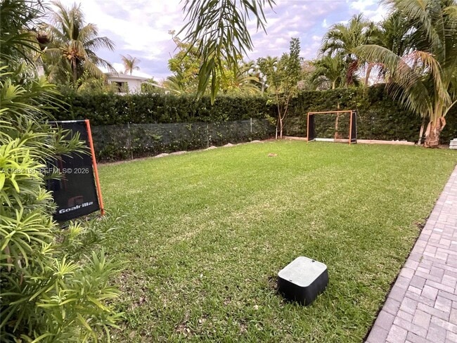 Building Photo - 240 Greenwood Dr