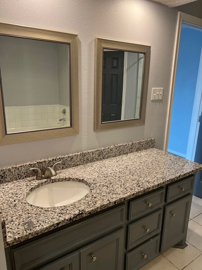 Building Photo - Ready Now Beautiful updated 3/2/2 Home in ...