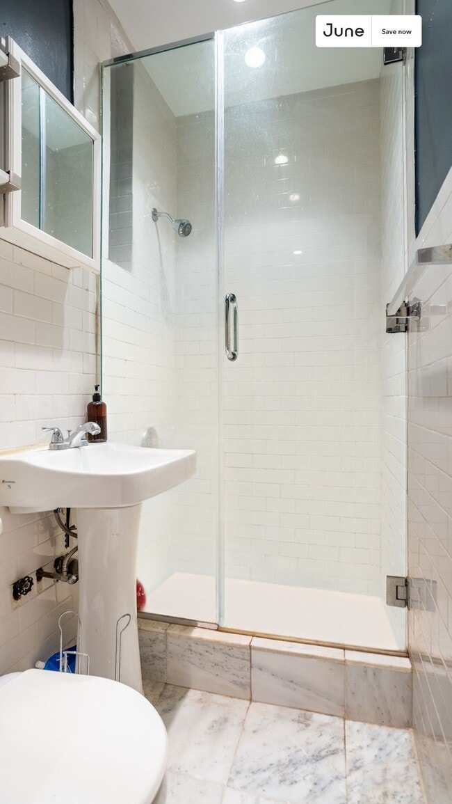 Building Photo - 715 E 5th St