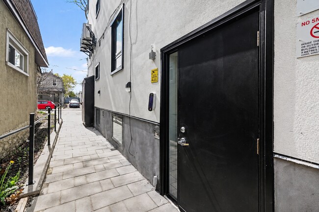 Building Photo - 61 Pinehurst Ave