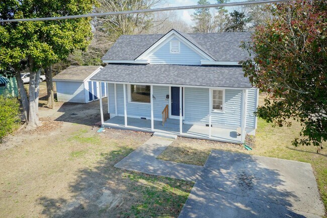 Building Photo - Three Bedroom Home!