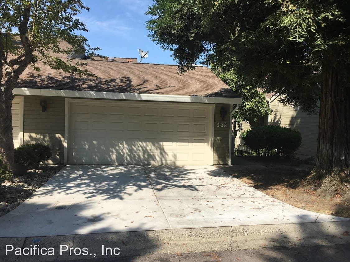 Foto principal - 2 br, 2.5 bath House - 228 Live Oak Circle