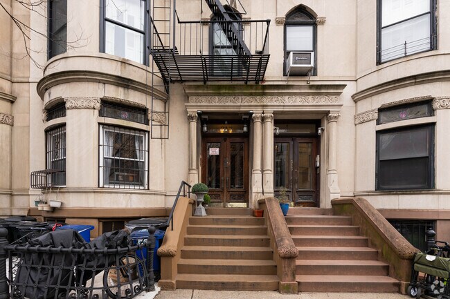 Entrance - 311 6th Ave