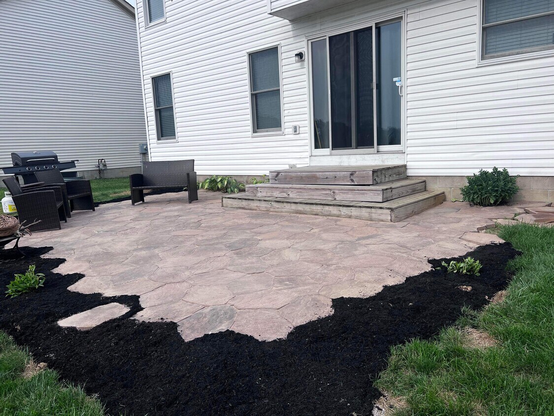 Building Photo - 587 Meadows Dr