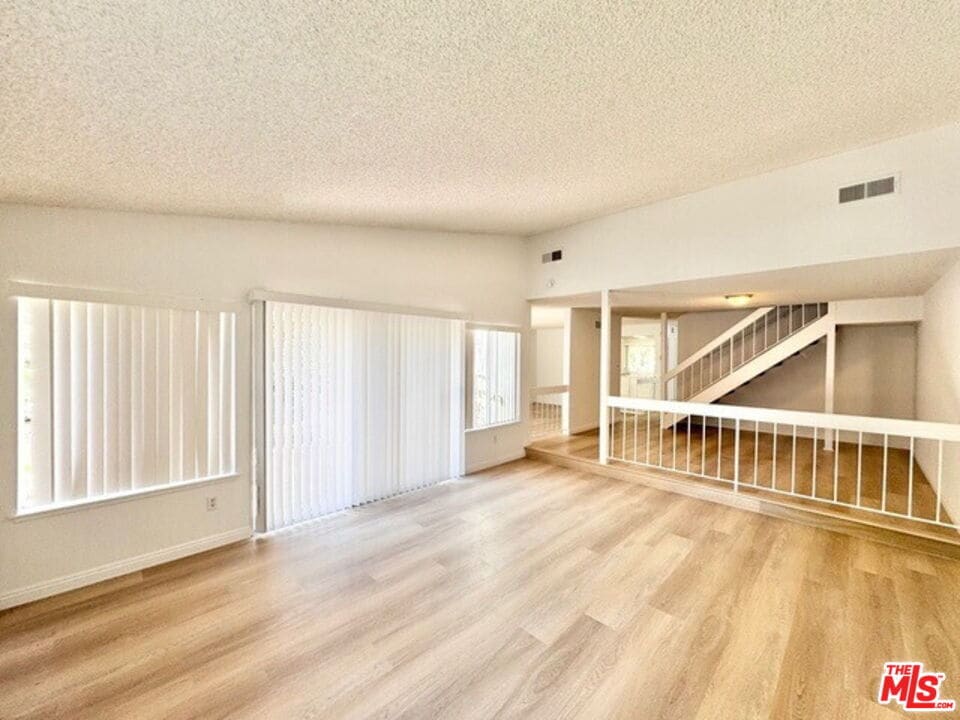 Foto principal - 10464 Larwin Ave