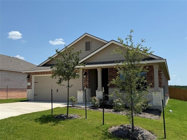 Foto del edificio - 229 Creekfall Rd