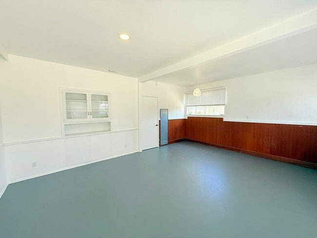 Building Photo - 619 W Cypress Ave