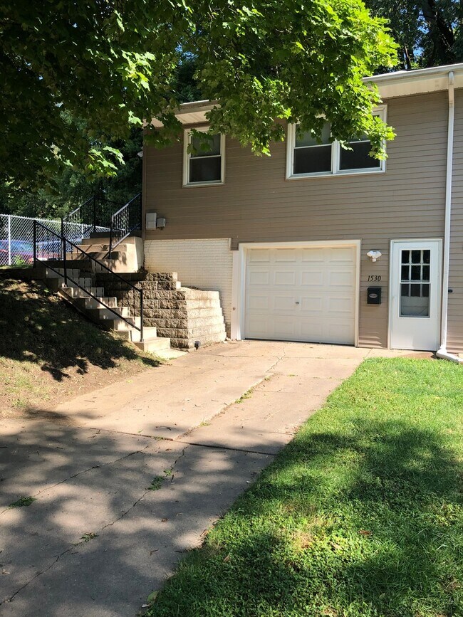 Foto del edificio - 1528-1530 Seminole Ave NW Cedar Rapids, IA...