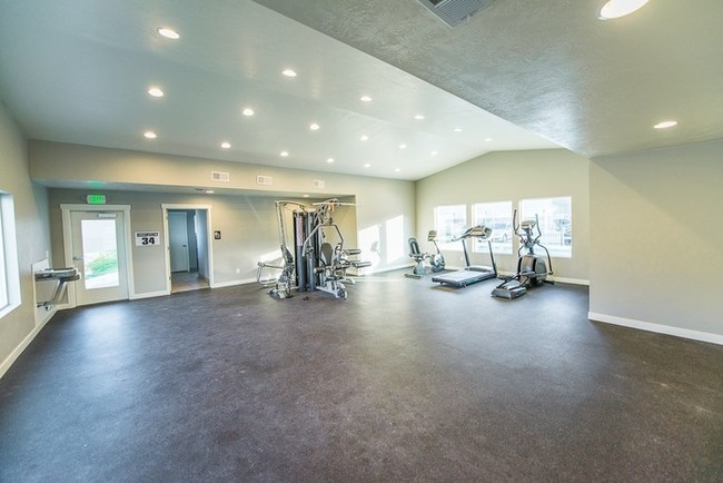Building Photo - Amazing Townhome in Herriman 2-Car Garage!