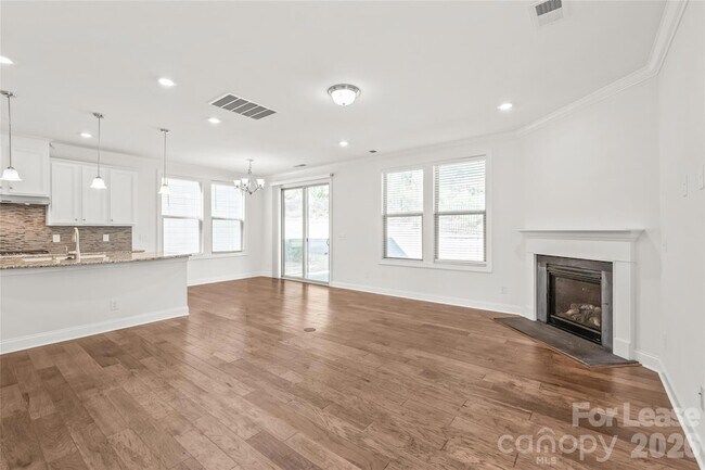 Foto del edificio - 15310 Scholastic Dr