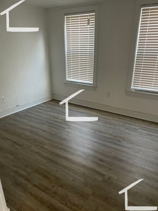 Foto del edificio - Renovated no fee 4 bedroom