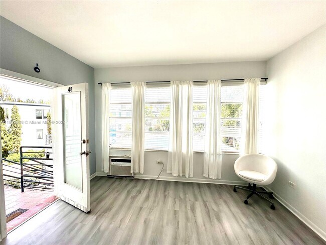 Building Photo - 4710 Pine Tree Dr