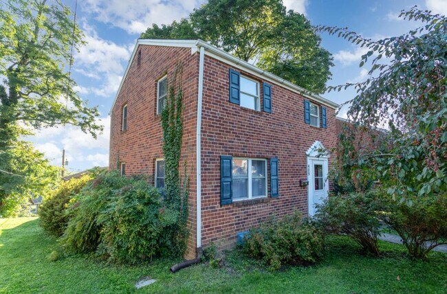 Building Photo - 409 Hillside Rd