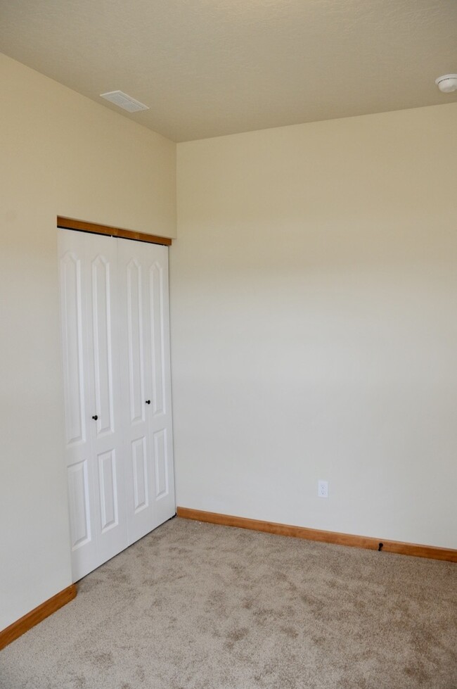 Building Photo - 3 bed 2 bath Crown Pointe Neighborhood wit...