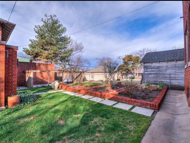 Building Photo - 2601 N Hudson Ave