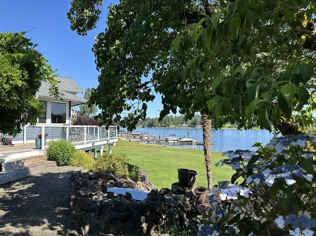 Foto del edificio - Lakefront Living at Its Best!