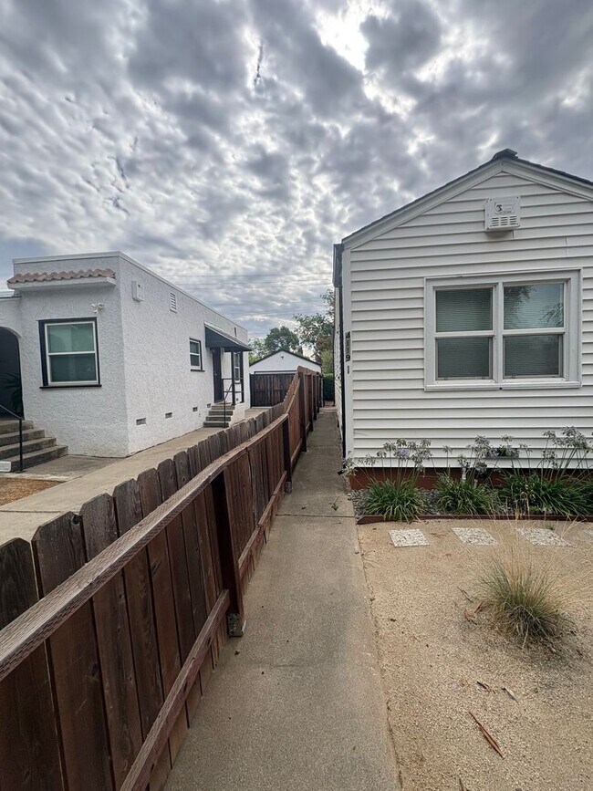 Building Photo - Fully Renovated 3 bed, 2 bath Home