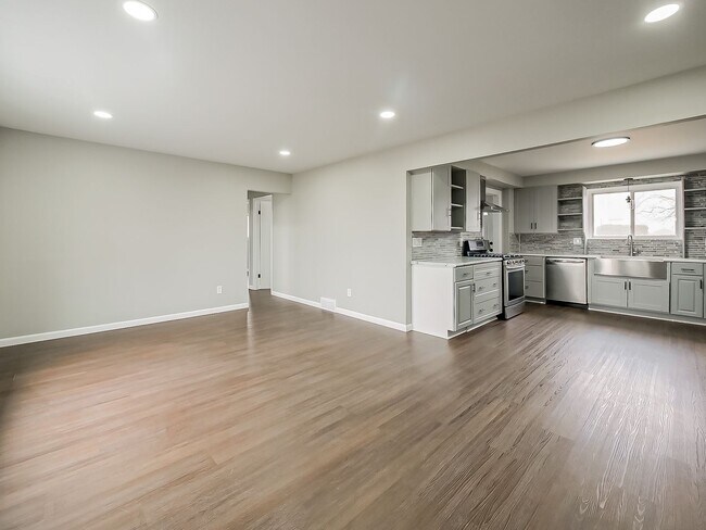 Foto del edificio - AVAILABLE NOW! Charming 3-Bed Home with Spacious Yard in Van Buren Township