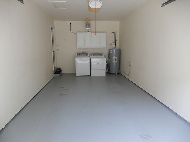 Garage & Laundry - 117 S Kistler St