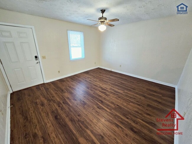 Building Photo - 210 Holly Berry Ln