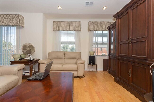 Foto del edificio - 121-10C Powell Cove Blvd