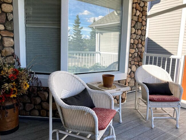 Photo du bâtiment - 17608-17693 93 Ave NW