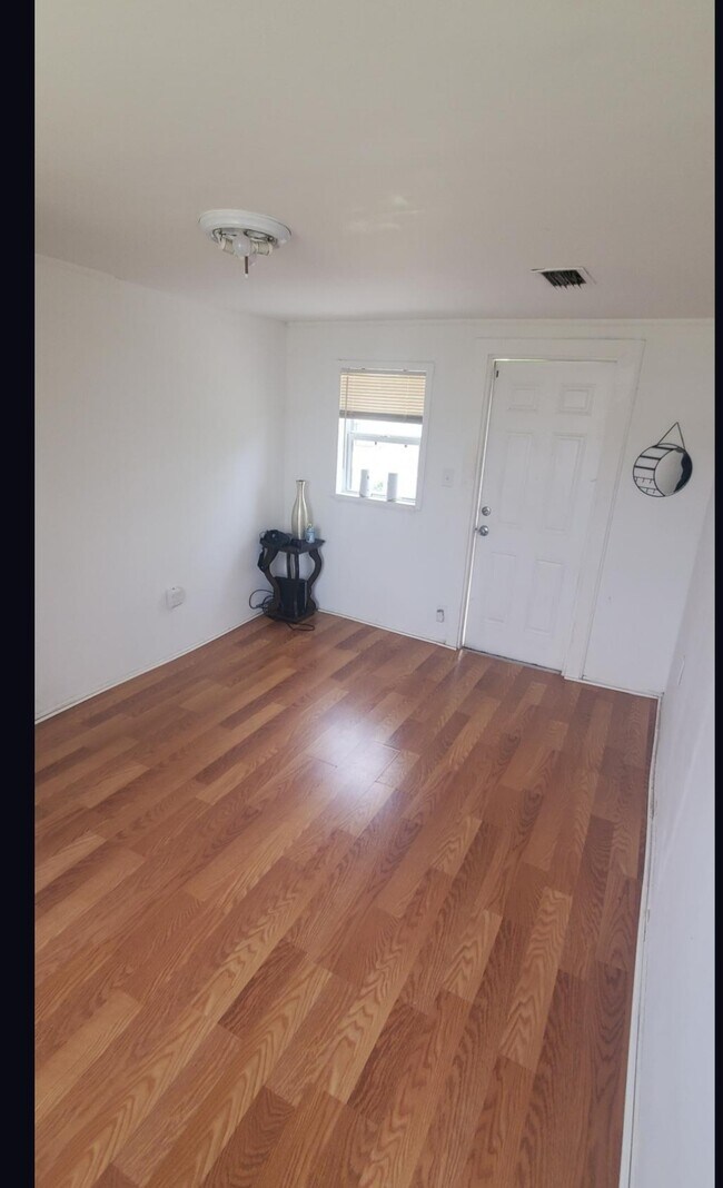 Building Photo - 360 NE 174th St
