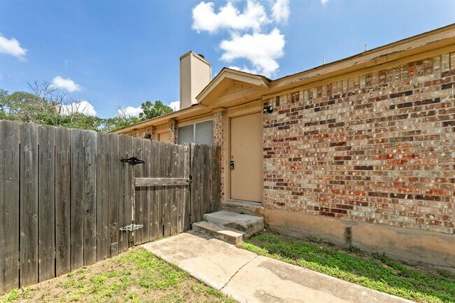 Foto del edificio - 6002 Parkwood Dr