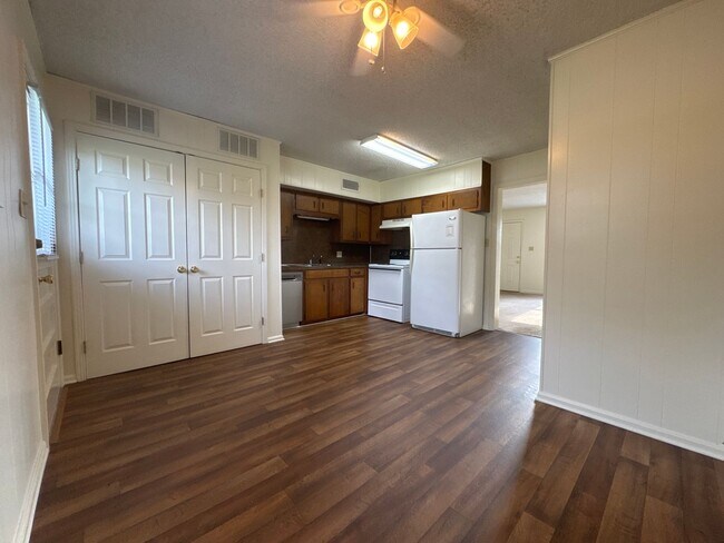 Foto del edificio - Spacious & Updated Duplex in a Convenient Lebanon Location!