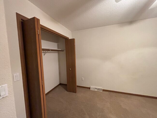 Building Photo - 2109 Hummingbird Dr