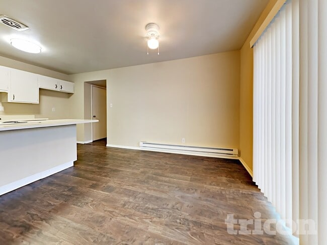 Building Photo - 10069 Lincoln Village Dr