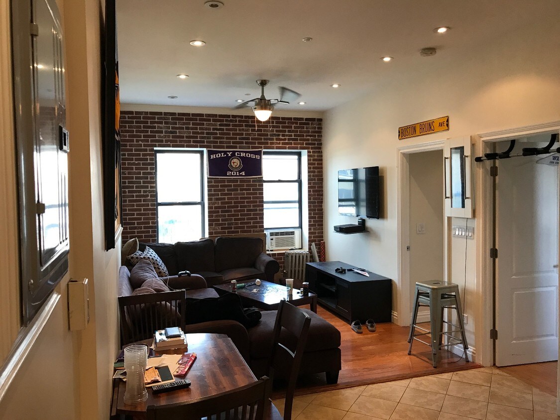 Primary Photo - 309 E Houston St