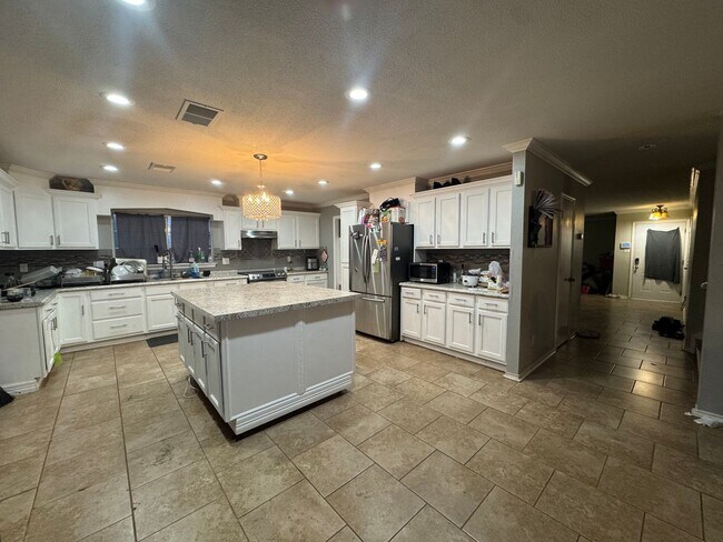 Foto del edificio - 4 Bedroom 2 1/2 Bath Plus Office Near 151 ...