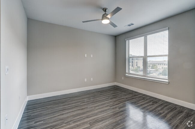1BR, 1BA - 1,058SF - Dining Room - Encore Motif