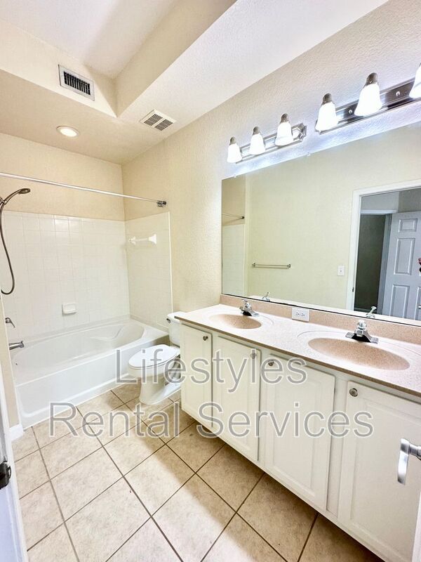 Foto del edificio - 10075 Gate Pkwy N