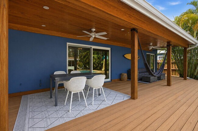 Building Photo - 721 N Lakeside Dr