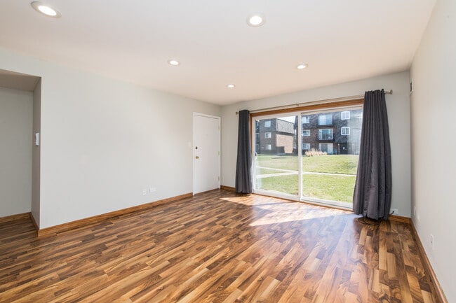 Building Photo - 9379 Bay Colony Dr