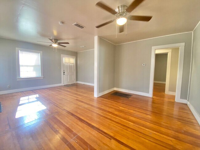 Building Photo - Larger 2 bed 1 bath cute cottage now avail...