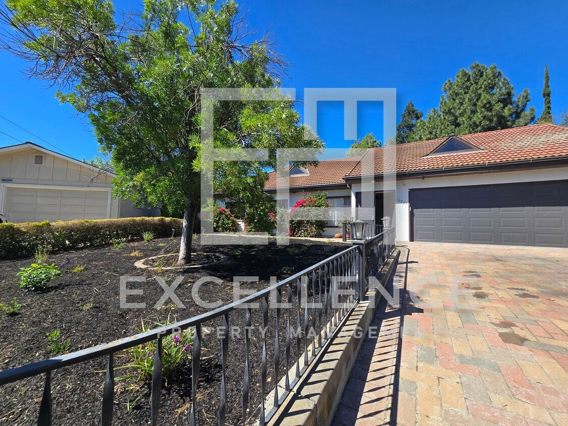 Primary Photo - Spacious 3/2.25 Home with Large Yard, Pool...