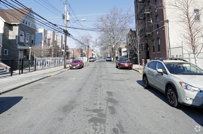 Building Photo - 833 E 227th