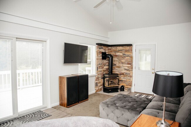 Building Photo - FULLY FURNISHED SINGLE FAMILY HOME - INTER...