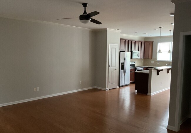 Foto del edificio - Three Bedroom Townhome Available Now!!