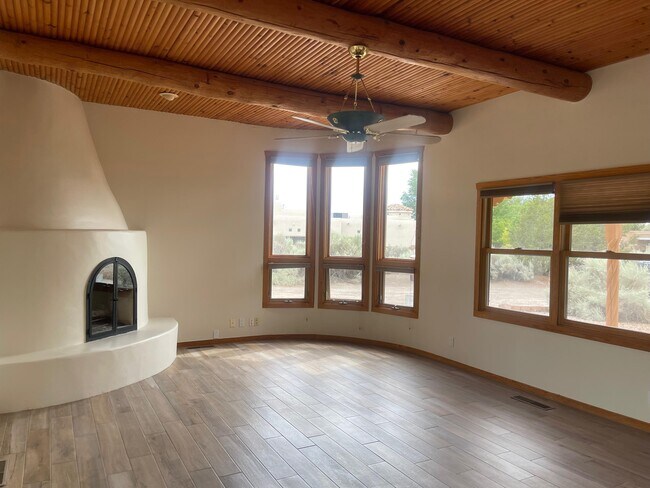 Building Photo - 526 Camino De La Tierra