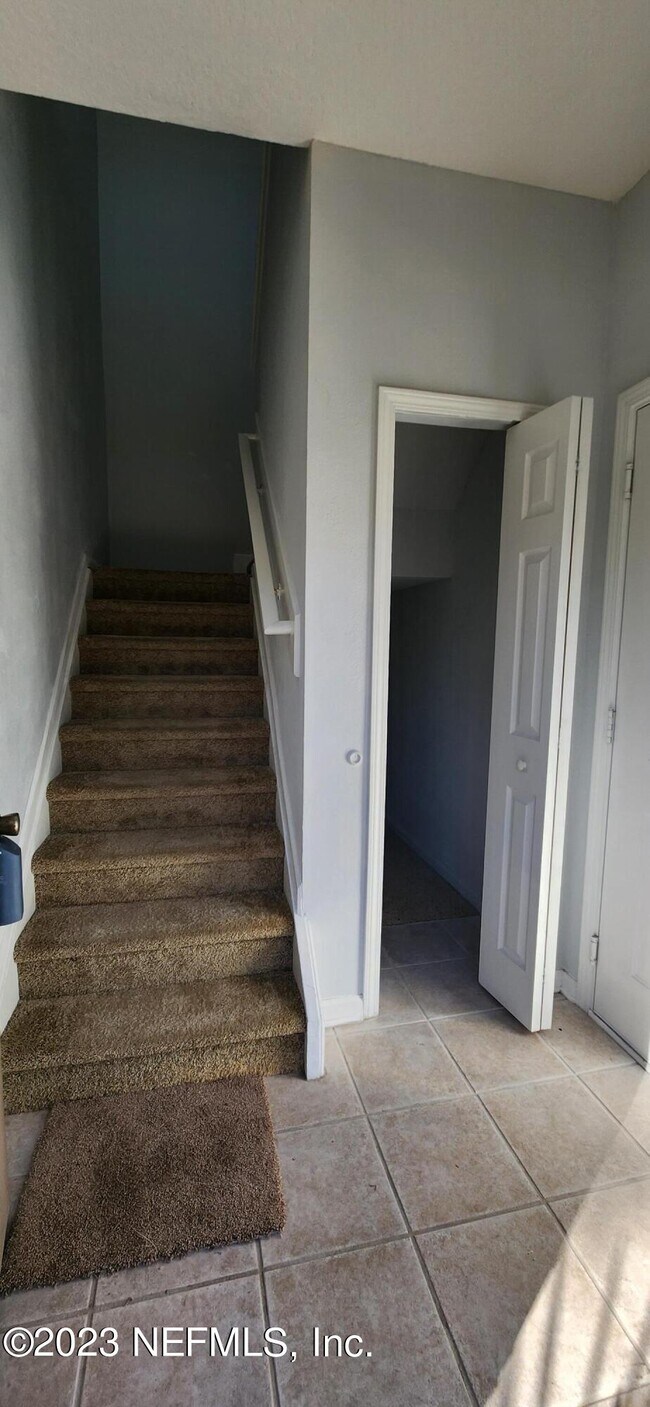 Foto del edificio - 1716 Forest Lake Cir E