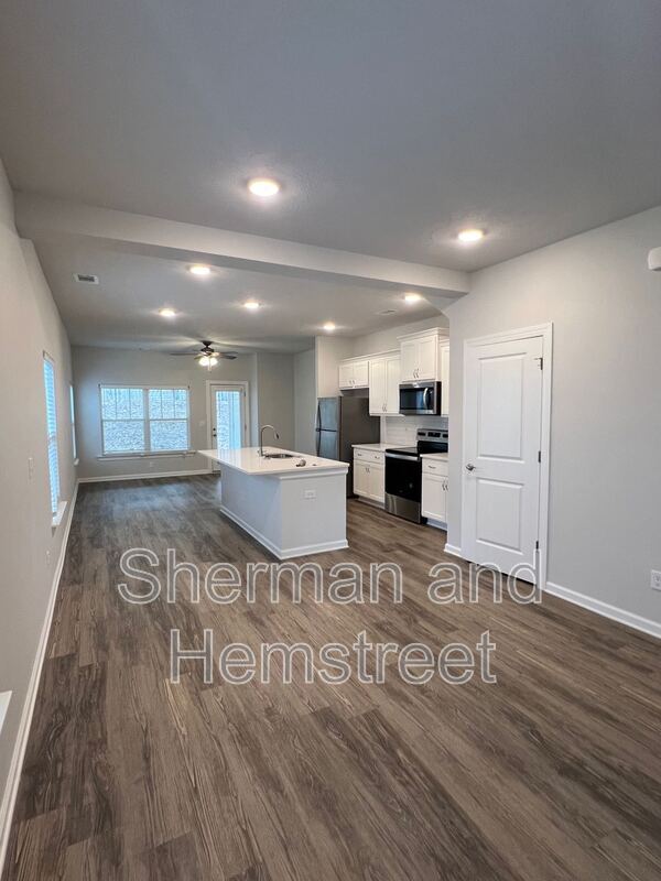 Foto del edificio - 7008 Hummingbird Dr